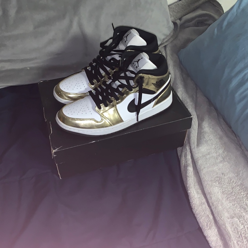 Air Jordan 1 Mid Metallic Gold. Size 10 M